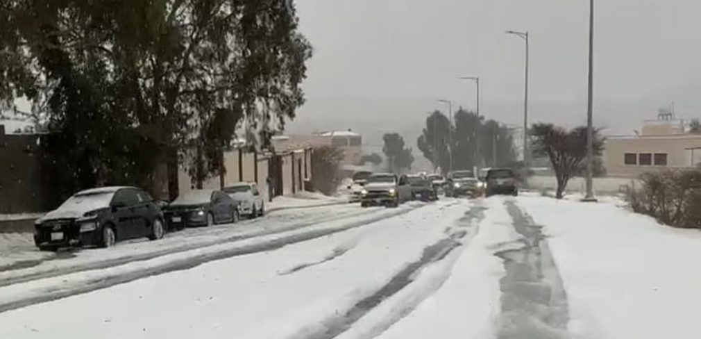 غرب أبها يرتدي ثوب الشتاء الأبيض.. وروعة الطبيعة تجذب الأهالي ومحبي التصوير