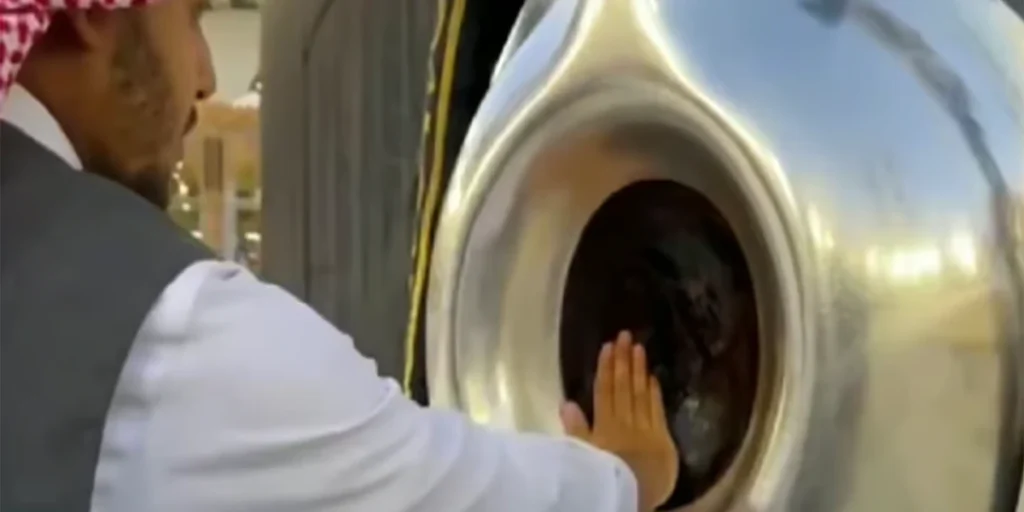 وزارة الحج تنبه المعتمرين- تجنبوا إطالة محاذاة الحجر الأسود لضمان الراحة والأمان