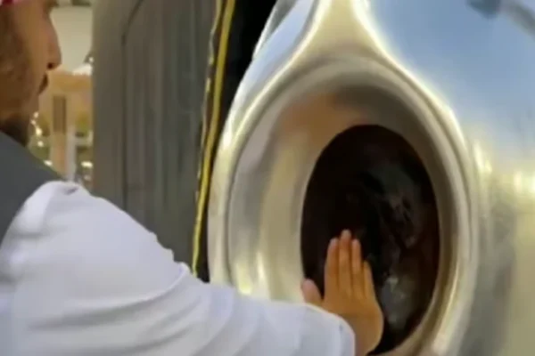 وزارة الحج تنبه المعتمرين: تجنبوا إطالة محاذاة الحجر الأسود لضمان الراحة والأمان وزارة الحج تنبه المعتمرين- تجنبوا إطالة محاذاة الحجر الأسود لضمان الراحة والأمان